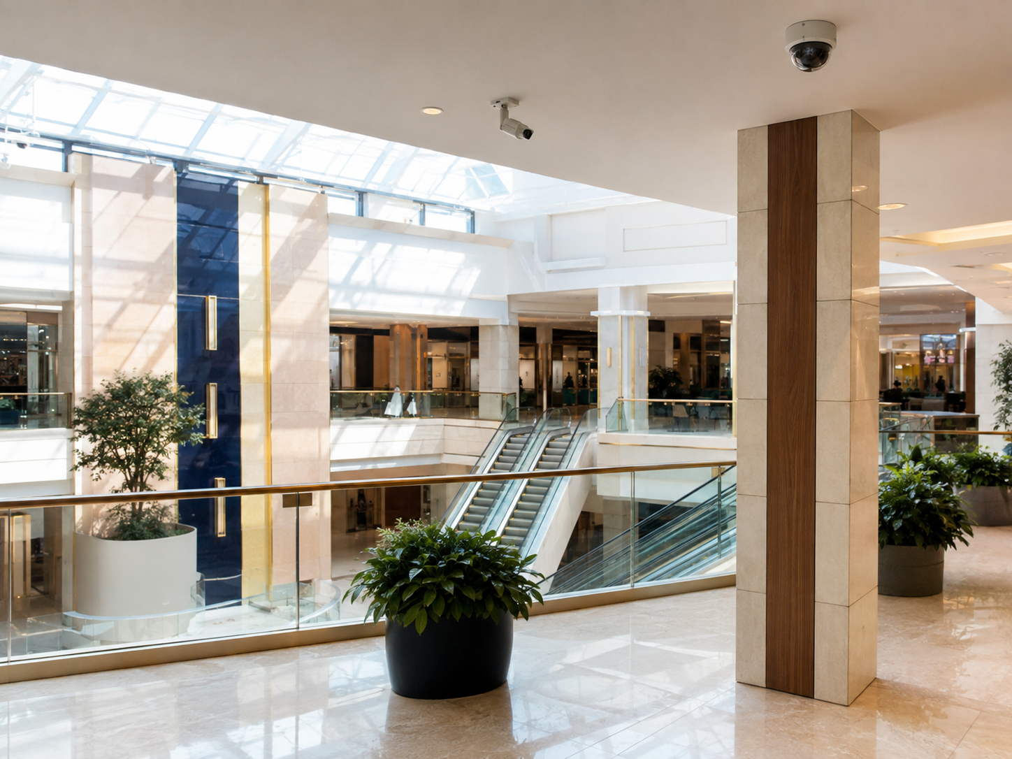 Câmeras dome e bullet instaladas em fachada comercial